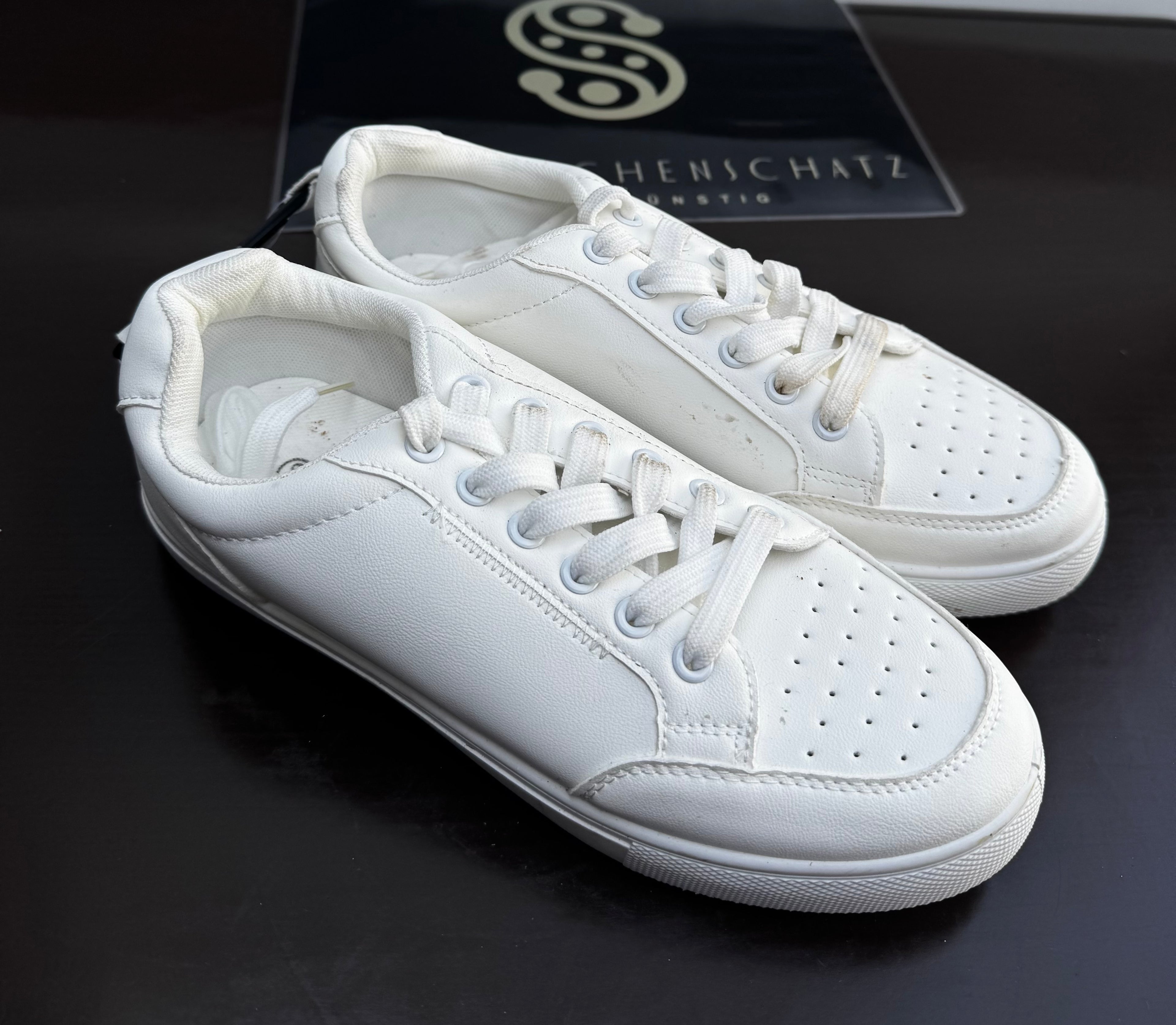 Weiße Sneaker / Freizeitschuhe – Größe 39